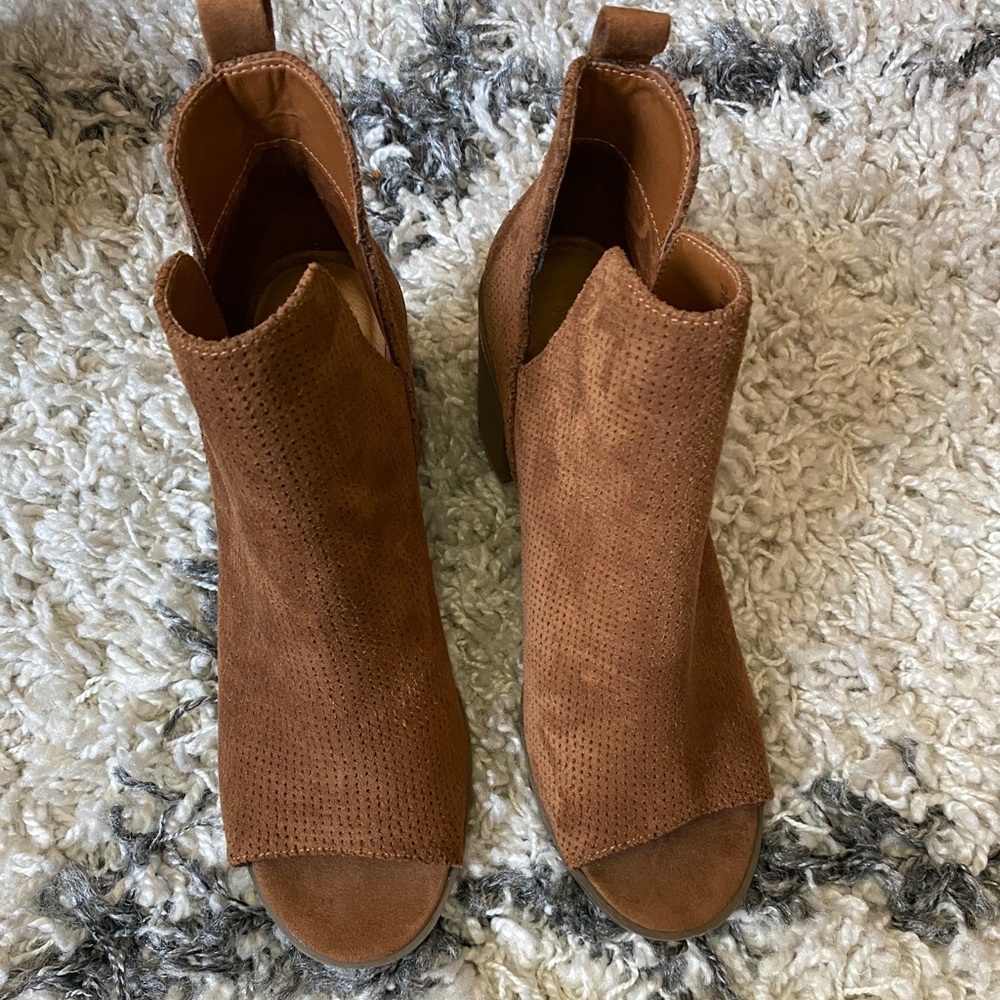 Universal Thread Brown Booties - Picture 2 of 3